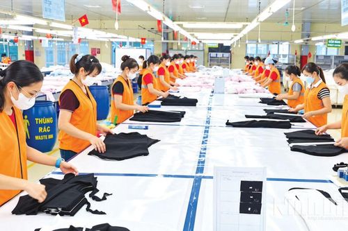 Ngành dệt may tăng tốc sản xuất, đón “sóng” đơn hàng cuối năm