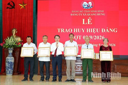 Đảng ủy các địa phương tổ chức Lễ trao tặng Huy hiệu Đảng đợt 2/9 và công bố các quyết định kiện toàn tổ chức