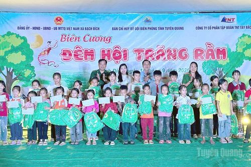 Trăng rằm ấm áp biên cương