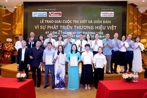 Trao giải cuộc thi viết 'Vì sự phát triển thương hiệu Việt'