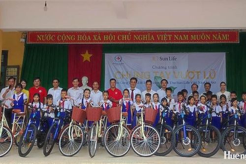 Tiếp sức đến trường cho học sinh vùng lũ