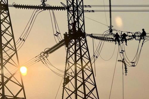 Thay cách điện 84 vị trí trên đường dây truyền tải điện 500kV Nho Quan - Thường Tín