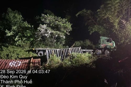 Xe đầu kéo mất lái lao khỏi đường đèo Kim Quy trên QL49 qua Huế, tài xế tử vong tại chỗ