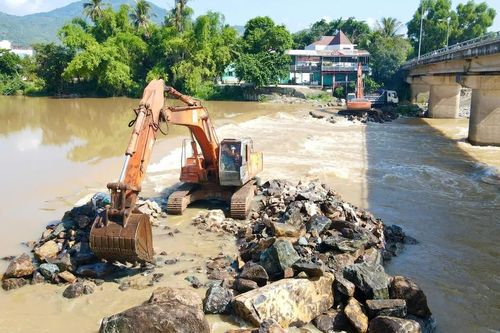Khánh Hoà: Tháo dỡ đập ngăn mặn cũ trên sông Cái Nha Trang