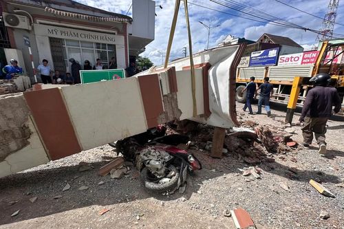 Hà Tĩnh: Cổng chào đổ sập đè trúng hai mẹ con người đi xe máy