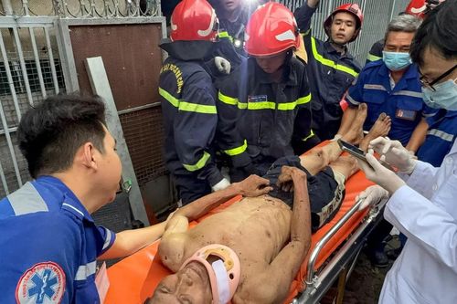 Sập gác nhà trong hẻm ở TP.HCM, 3 người mắc kẹt