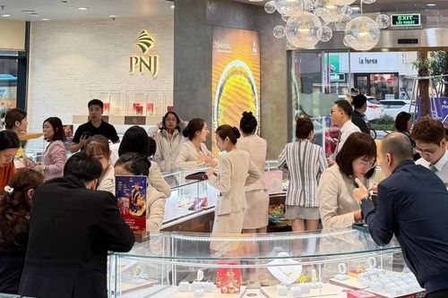 PNJ giảm sàn ngay khi mở cửa phiên, về đáy 6 năm