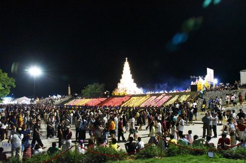 Đông đảo người dân đến dự lễ cầu an và hội hoa đăng bên sông Lục Đầu