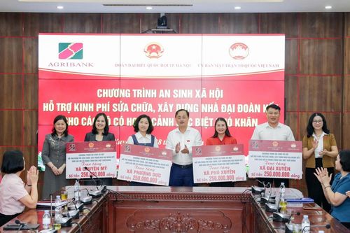 Agribank cùng Đoàn đại biểu Quốc hội thành phố Hà Nội trao 1 tỷ đồng hỗ trợ xây dựng Nhà Đại đoàn kết