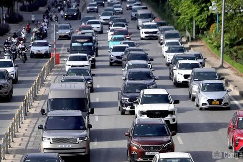 Sáng đầu tuần, cầu Nhật Tân tiếp tục ùn tắc
