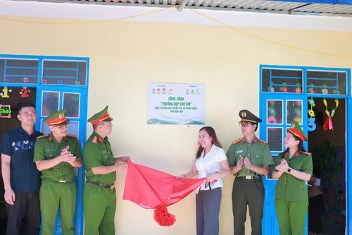 Học viện CSND tặng công trình 'Trường đẹp cho em' và 'Nhà hạnh phúc' tại Điện Biên
