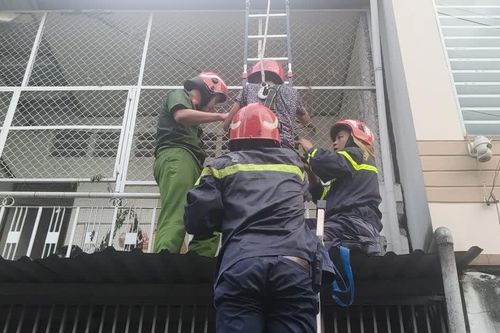 Cảnh sát giải cứu 3 người mắc kẹt trong căn nhà bị sập