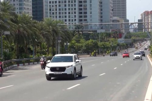 Tạm thời tháo biển báo khoảng cách trên cầu Nhật Tân