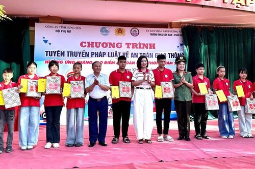 Hội Khuyến học Hưng Yên đồng hành trao học bổng, lan tỏa văn hóa giao thông