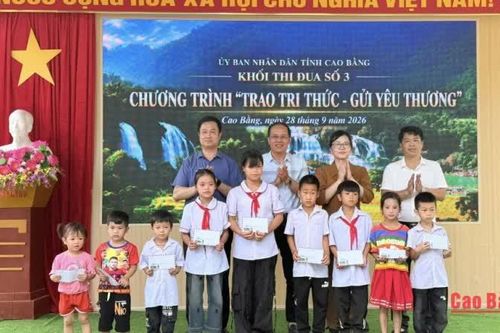 Chương trình 'Trao tri thức - Gửi yêu thương'