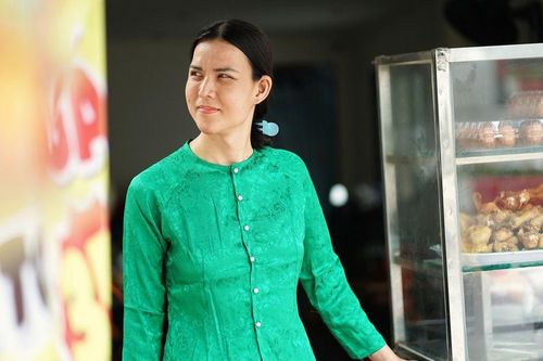 Người phụ nữ chuyển giới mở quán cơm gà, gồng gánh nuôi mẹ và 3 người cháu