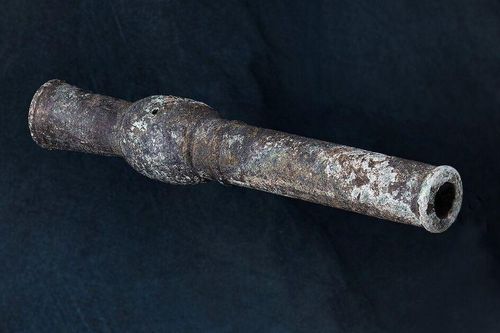 Phát hiện khẩu hỏa đồng chỉ dài 23,75cm nhưng có thể viết lại lịch sử vũ khí thuốc súng: 28 chữ khắc hé lộ bí mật bị chôn giấu suốt gần 700 năm