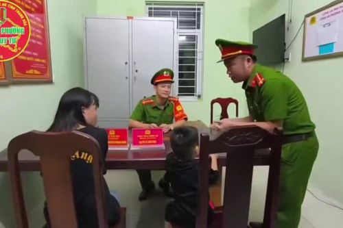 Công an đi gần 50km đưa hai mẹ con đi lạc về nhà trong đêm