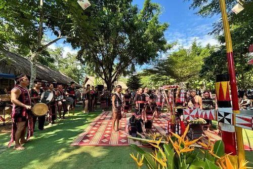 [Photo] Rộn ràng tiếng chiêng trong lễ cầu an của người Ba Na
