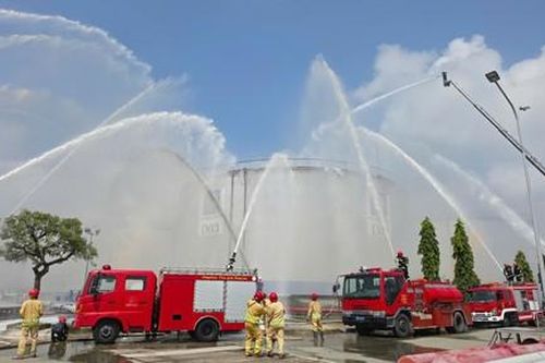 Huy động hàng loạt phương tiện đặc chủng dập ' biển lửa' trong cuộc diễn tập quy mô lớn tại Tổng kho xăng dầu Nhà Bè