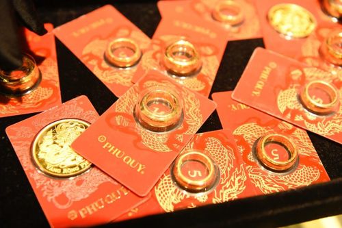 Giá vàng hôm nay 28/9: Giảm xuống dưới 4.300 USD/ounce