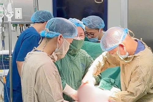 Phát hiện ung thư cổ tử cung ở tuần 12, sản phụ vẫn quyết giữ thai