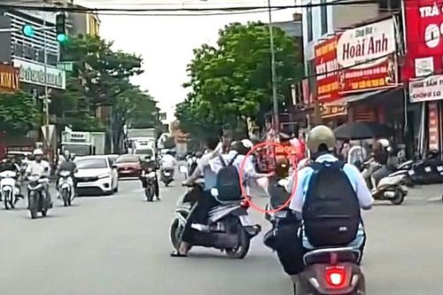 Xác minh vụ nữ sinh Bắc Ninh bị bạn túm tóc kéo ngã trên đường