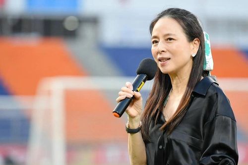 Madam Pang từ bỏ quyền lực ở CLB, trở thành 'bà trùm' bóng đá Thái Lan thế nào?
