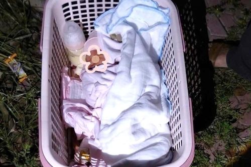 Phát hiện bé gái sơ sinh bị bỏ rơi dưới gốc cây bên đường