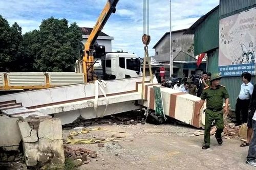 Xe cẩu va sập cổng làng làm bé trai bị đứt lìa cánh tay