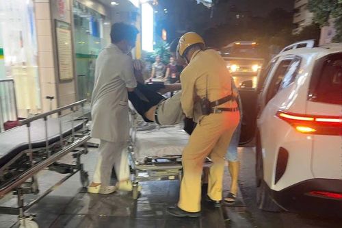Vượt đường đông kịp đưa bệnh nhân đột quỵ đến bệnh viện cấp cứu