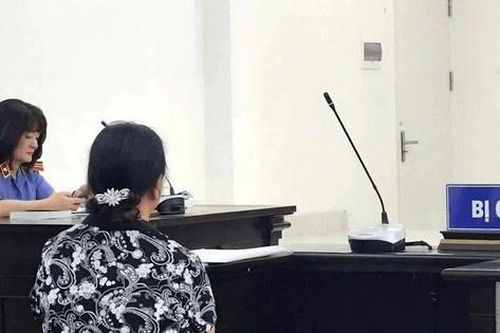 Ra phán quyết với người phụ nữ bẻ gương ô tô Mercedes vì đỗ chắn cổng