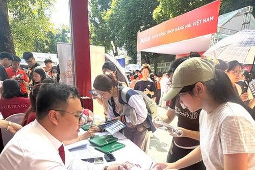 Tân sinh viên sớm làm quen với thị trường việc làm