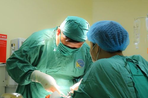 Đập tay vào kính lúc nóng giận, thanh niên 27 tuổi phải phẫu thuật cứu cánh tay