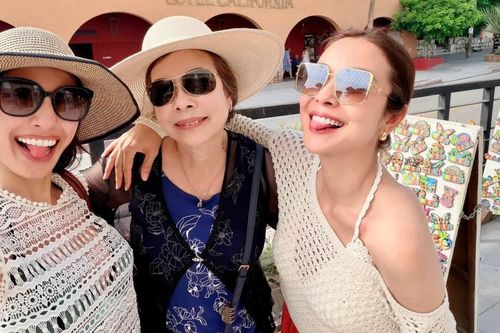 Mẹ ruột và em gái Hoa hậu Jennifer Phạm gây chú ý