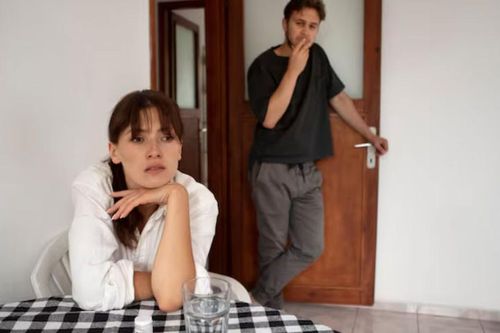 Hôn nhân đổ vỡ không chỉ vì ngoại tình: 6 thói quen này mới đáng sợ