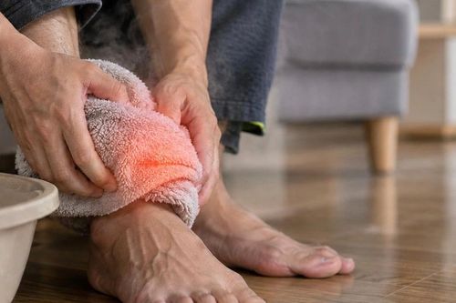 Người phụ nữ hoại tử cả hai bàn chân vì thói quen nhiều người mắc phải