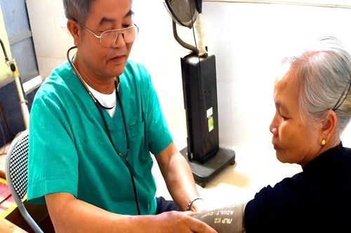 Vị bác sĩ làng với những bước chân không mỏi
