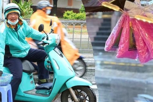 Rổ áo mưa 'ai cần cứ lấy' đầy nghĩa tình giữa mùa mưa Sài Gòn