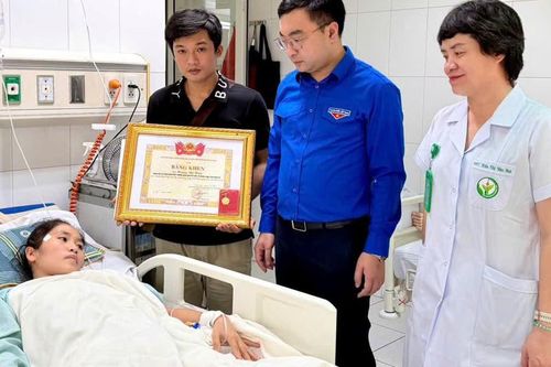 Trao Huy hiệu 'Tuổi trẻ dũng cảm' cho cô giáo cứu học sinh