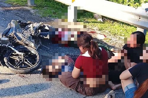 Ba người trong một gia đình thương vong sau va chạm mạnh với xe tải