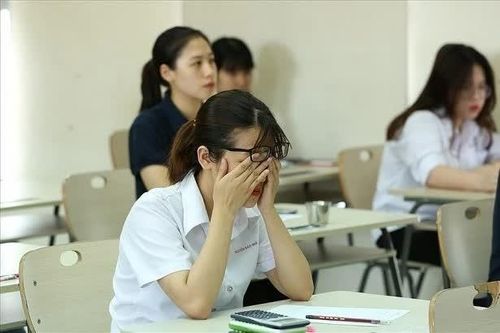 Thi vào lớp 10: Áp lực không chỉ từ thiếu chỗ học