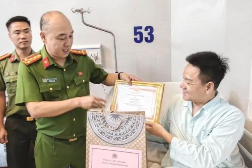 Lãnh đạo Công an Hà Nội thăm chiến sỹ Cảnh sát hình sự bị thương trong khi làm nhiệm vụ