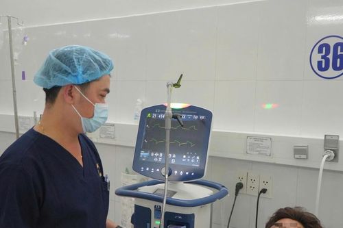 Hội chẩn khẩn, cứu sống thiếu niên rách động mạch chủ ngực