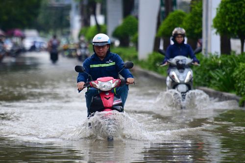 Triều cường TP.HCM chạm đỉnh 1,67 m, người dân cần chú ý giờ tan tầm