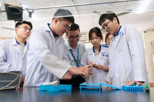 Làm rõ tin 'học thạc sĩ chính quy không được làm việc toàn thời gian'