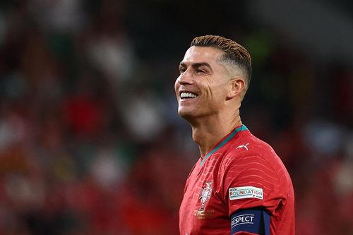 Lý do Ronaldo sơn móng chân màu đen
