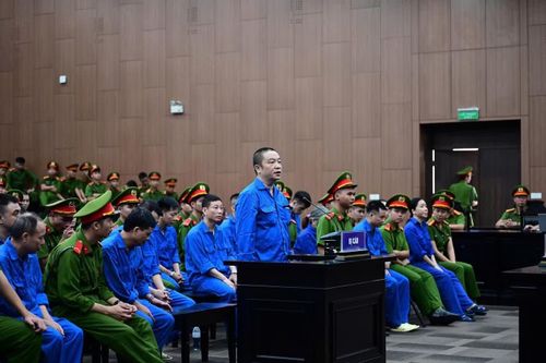 Vợ cựu Viện trưởng Viện pháp y khai về việc chồng mang những bọc tiền về nhà
