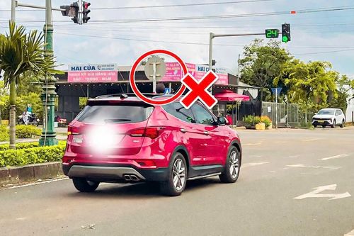 Cho trẻ thò đầu qua cửa sổ trời ôtô và cái kết nhận phạt tiền triệu