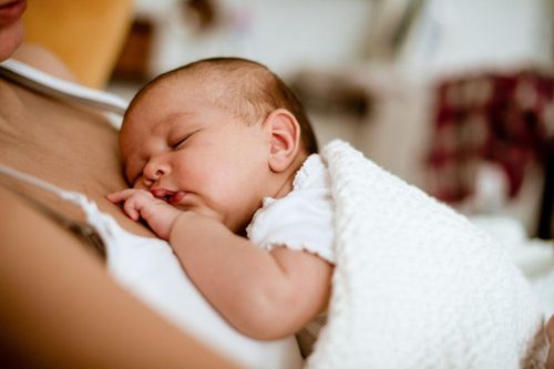 Trẻ sơ sinh cần ngủ bao nhiêu giờ mỗi ngày?